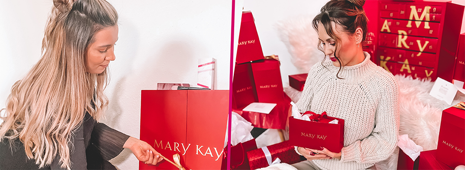 Links bindet eine selbständige Schönheits-Consultant mit Mary Kay eine Schleife an einen Mary Kay Adventskalender, auf dem kleine Produkte zum Verschenken stehen. Rechts Verpackt eine selbständige Schönheits-Consultant mit Mary Kay Geschenke in schönen roten Verpackungen und Tüten.