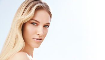 Eine Frau vor einem Hintergrund, der blaues Licht symbolisiert