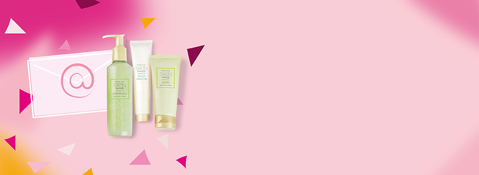 Das Mary Kay Satin Hands® Set White Tea & Citrus sowie ein Briefumschlag mit einem @-Zeichen auf einem rosa Hintergrund