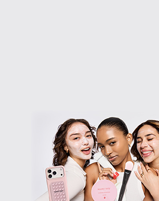 Drei Frauen, die die neue Mary Kay Hydrating Cream Mask im Gesicht aufgetragen haben oder in der Hand halten. Zusätzlich sieht man die Mary Kay Hydrogel Eye Patches, den Mary Kay Mask Applicator sowie den gratis Stick-On Handy Halter, den es beim Kauf dieser Produkte (in der Hydra Boost Beauty Box) geschenkt gibt.