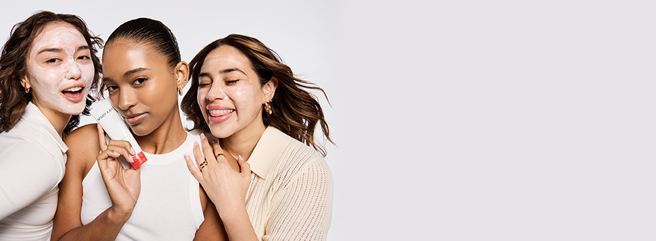 Drei Frauen, die die neue Mary Kay Hydrating Cream Mask im Gesicht aufgetragen haben oder in der Hand halten