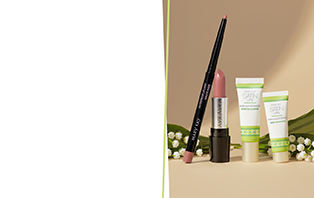 Die Produkte aus dem Love in every Smile Set von Mary Kay: Satin Lips Shea Butter Balm, Satin Lips Shea Sugar Scrub, Gel Semi-Matte Lipstick Mauve Moment sowie Waterproof Lip Liner Mauve Nude