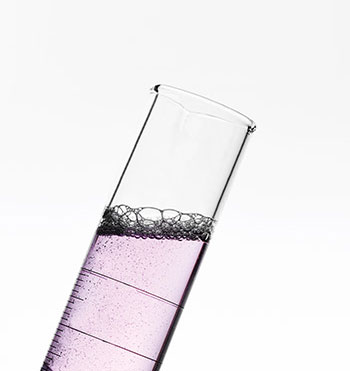Ein zur Hälfte mit rosa Flüssigkeit gefülltes Reagenzglas