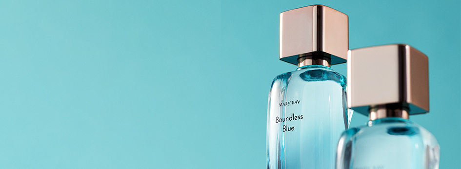 Zwei Flacons des neuen Boundless Blue Eau de Parfum von Mary Kay auf vor einem blauen Hintergrund