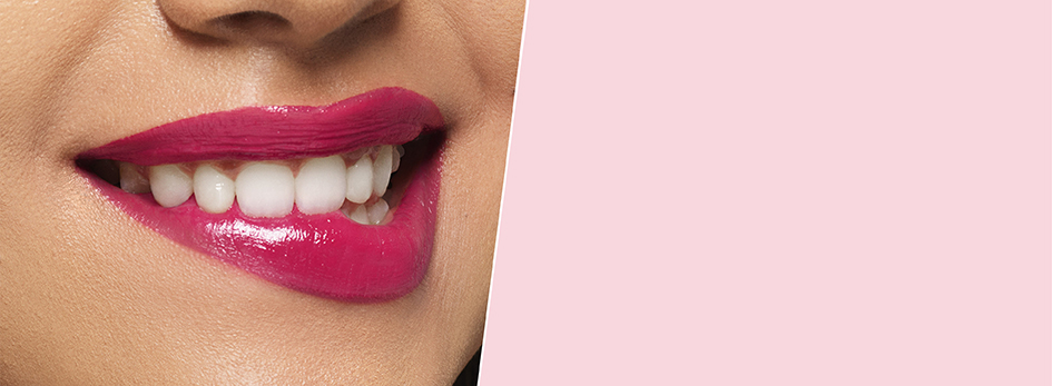 Nahaufnahme von Lippen, die mit einem knallig pinken Lippenstift geschminkt sind