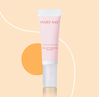 Der Mary Kay® Instant Puffiness Reducer liegt auf einem beigefarbenen Hintergrund.