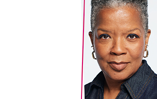 Eine Frau, die den Siren Eyes Make-up Look trägt