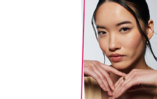 Eine Frau, die den Make-up Look "Underpainting" trägt, in die Kamera blickt und ihre Hände unterhalb des Kopfes hält