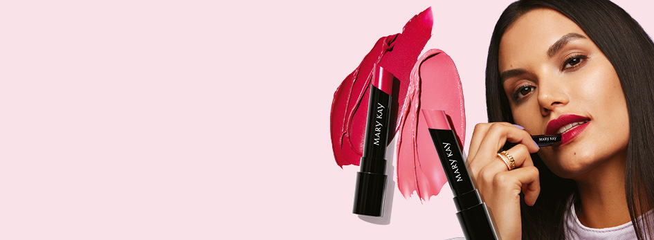 Eine Frau mit schönen Lippen trägt den Mary Kay® Supreme Hydrating Lipstick auf. Daneben sind Produktklekse von zwei weiteren Farben des Mary Kay® Supreme Hydrating Lipstick zu sehen.