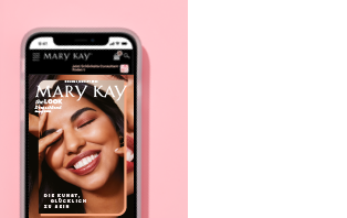 Die neue Ausgabe des Mary Kay the LOOK ist auf einem IPhone in der Vorschau zu sehen. Auf dem Titelblatt ist eine lächelnde Frau mit strahlender Haut zu sehen.