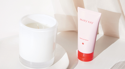 Die Mary Kay  Pink Clay Mask für einen Natural Glow liegt auf einem rosa Hintergrund.