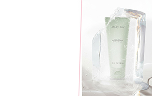 Die Mary Kay Mint Bliss Energizing Foot Lotion (eine mintgrüne Tube mit kühlender Fußcreme) ist in einem Eiswürfel eingefroren