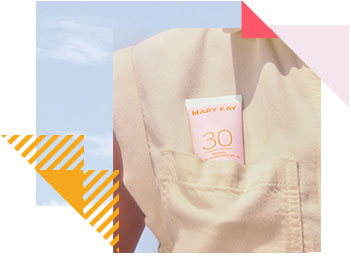 Das Bild zeigt die Schulter einer Frau, die ein Hemd mit einer Brusttasche trägt, aus der ein Produkt herausragt (die neue mineralische Sonnenpflege LSF 30 von Mary Kay)