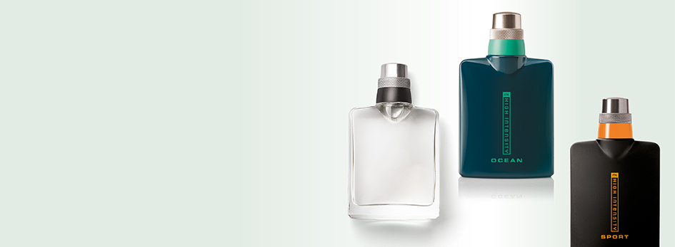 Die drei Männerdüfte von Mary Kay MK High Intensity® Sport Eau de Parfum,  MK High Intensity Ocean® Cologne Spray und MK High Intensity® Cologne Spray liegen zusammen auf einem grauen Hintergrund.