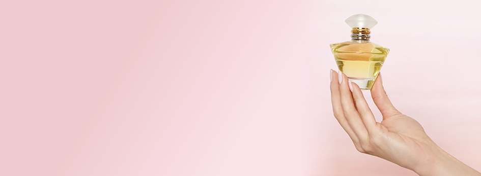 Eine gepflegte Frauenhand hält den Flakon des Journey® Eau de Parfum von Mary Kay in die Luft.