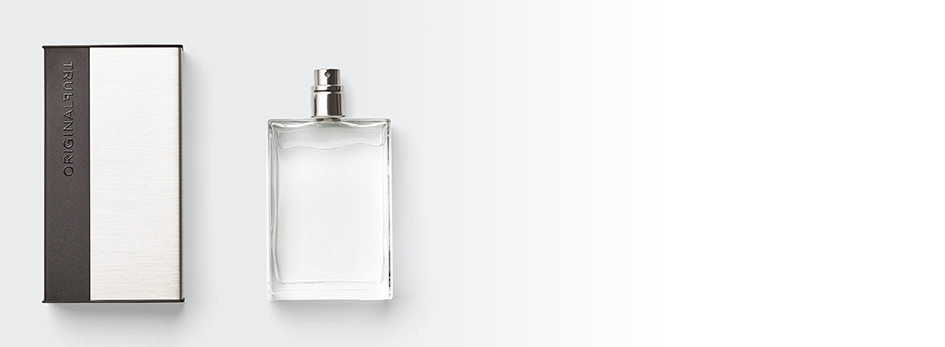 Das Mary Kay True Original® Cologne Spray liegt auf einem grauen Hintergrund.