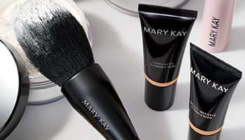 Einige Produkte von Mary Kay, die dabei helfen, Augenringe zu kaschieren - z. B. Concealer, Color Corrector, Puder,…