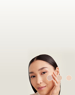 Eine Frau streicht sich über die Backe.