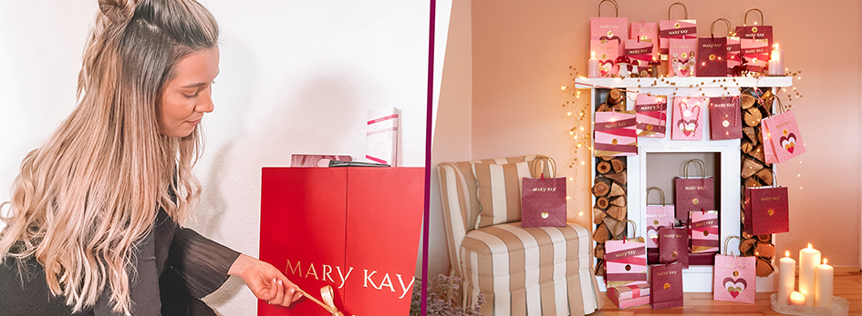 Auf der linken Seite des Bilds bindet eine rau eine Schleife um einen roten Mary Kay Adventskalender. Auf der rechten Seite ist ein Wohnzimmer zu sehen, bei dem auf dem Kamin ein Adventskalender aufgebaut ist, der aus schönen Mary Kay Geschenktüten besteht.