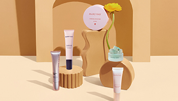 Fünf Mary Kay Augenpflegeprodukte sind zu sehen: Indulge Soothing Eye Gel, Mary Kay TimeWise Eye Cream, TimeWise Repair Volu-Firm Eye Renewal Cream, Instant Puffiness Reducer, Hydrogel Eye Patches