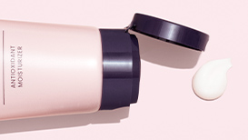 Geöffneter TimeWise® Antioxidant Moisturizer neben einem zentimetergroßen Klecks des Produkts auf einem hellrosa Hintergrund