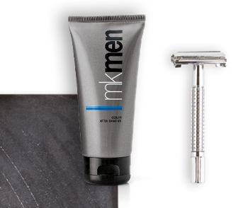 Das MK Men® Cooling After-Shave Gel liegt zusammen mit einem Rasierer aus glänzendem Edelstahl auf einem weißen Hintergrund.